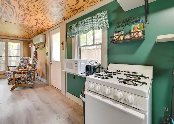 Hike + Snow Play! Waterfront Paradise Lake Retreat