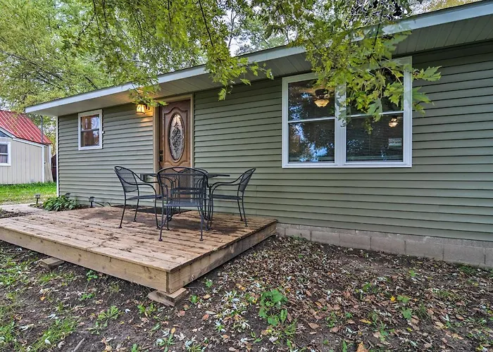 Pet-Friendly Petoskey Area Cabin, Walk To River!